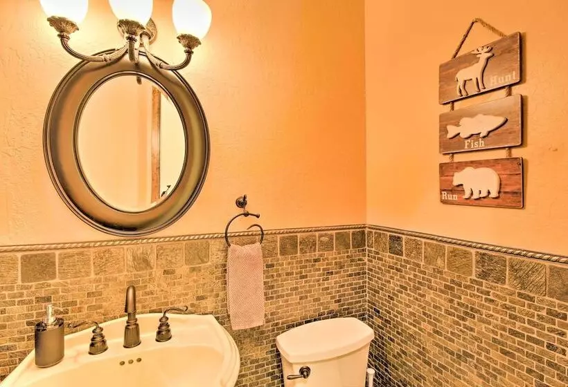 Centrally Located: Lavish Pinetop Paradise!