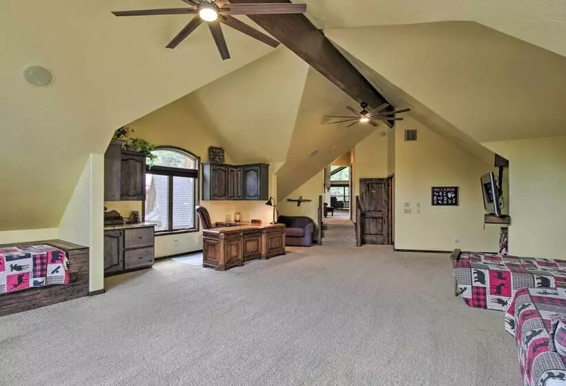 Centrally Located: Lavish Pinetop Paradise!