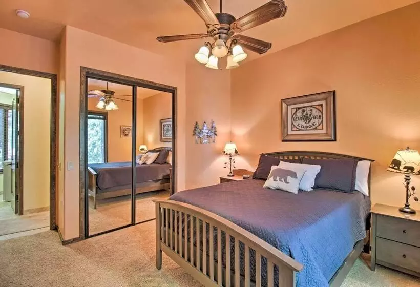 Centrally Located: Lavish Pinetop Paradise!