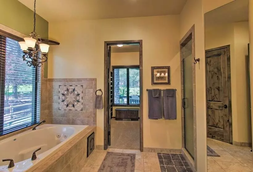 Centrally Located: Lavish Pinetop Paradise!