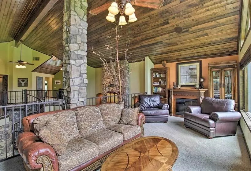 Centrally Located: Lavish Pinetop Paradise!