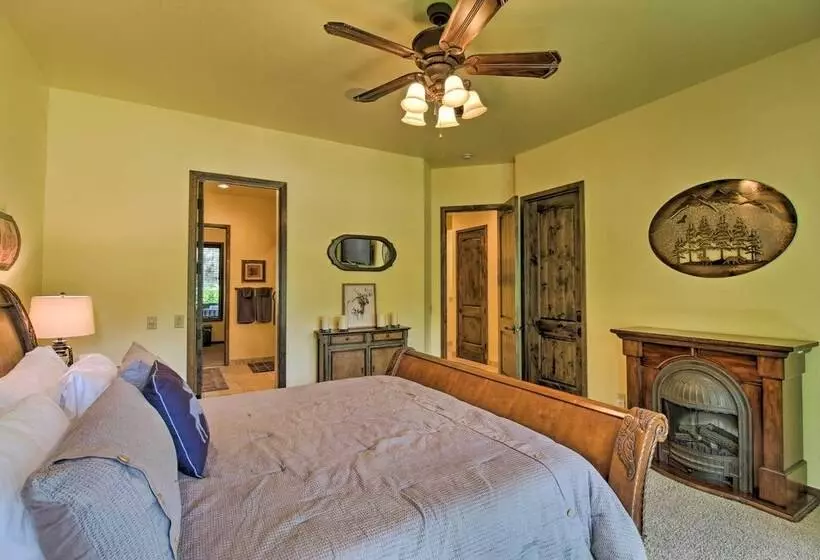 Centrally Located: Lavish Pinetop Paradise!