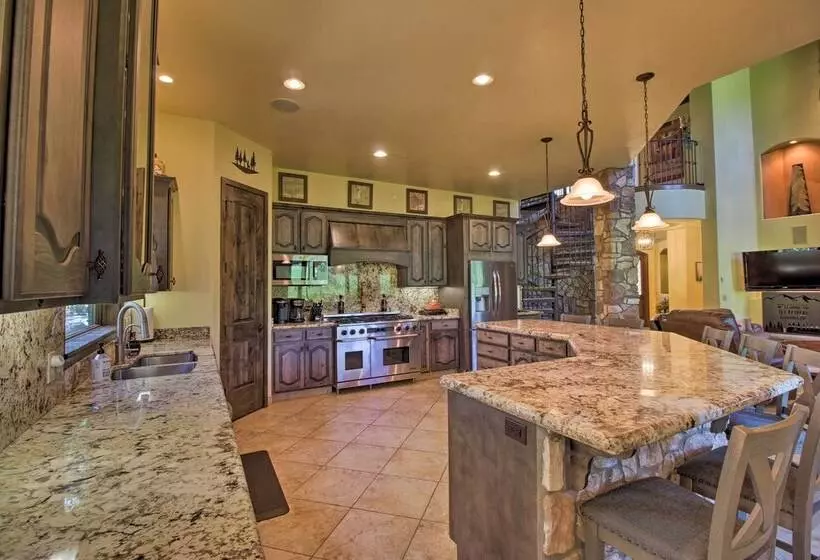 Centrally Located: Lavish Pinetop Paradise!