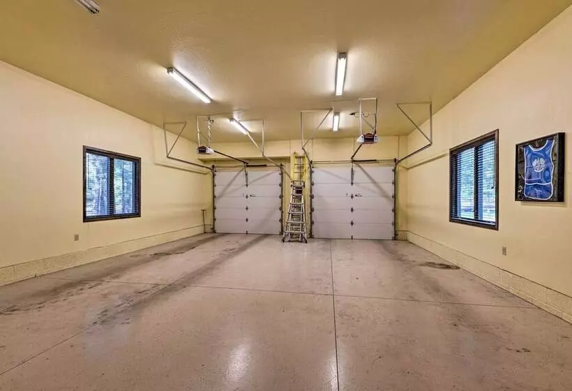 Centrally Located: Lavish Pinetop Paradise!