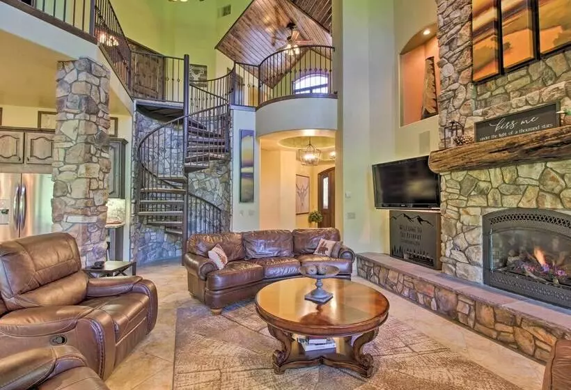 Centrally Located: Lavish Pinetop Paradise!