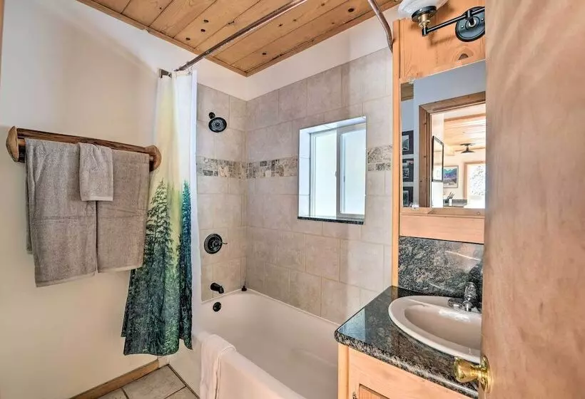 Mysty Mountain Cabin On River: Near Stevens Pass!