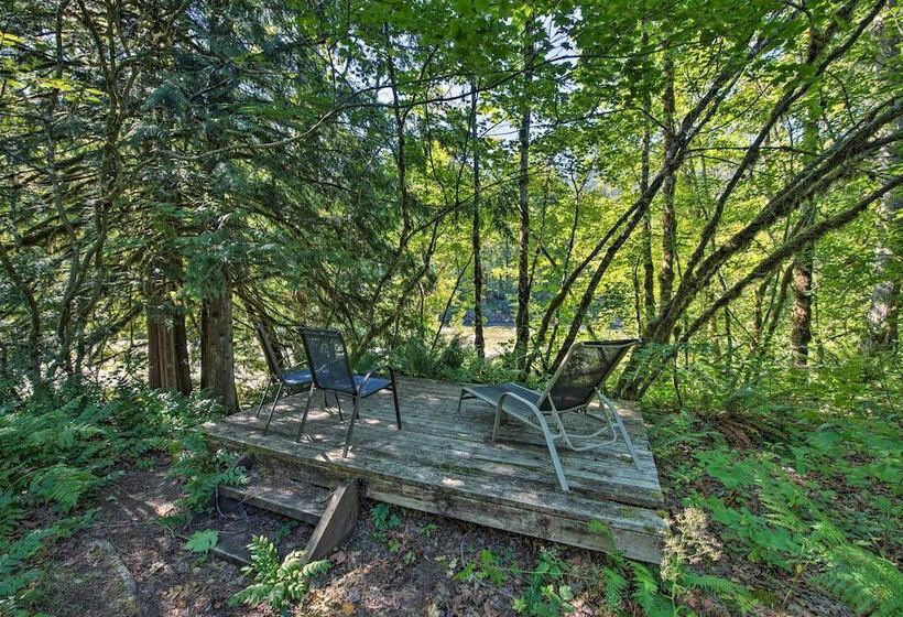 Mysty Mountain Cabin On River: Near Stevens Pass!