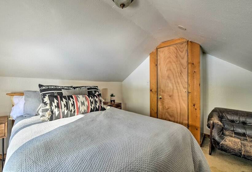 Mysty Mountain Cabin On River: Near Stevens Pass!