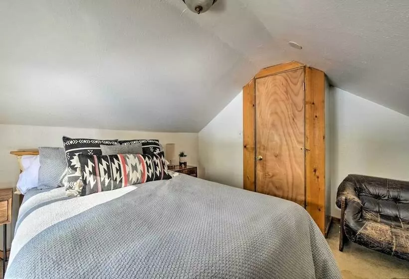 Mysty Mountain Cabin On River: Near Stevens Pass!