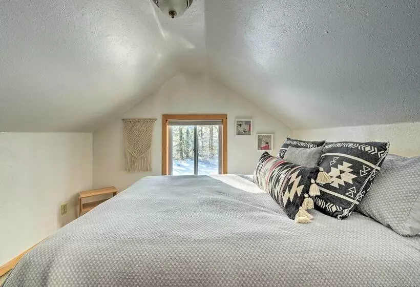 Mysty Mountain Cabin On River: Near Stevens Pass!