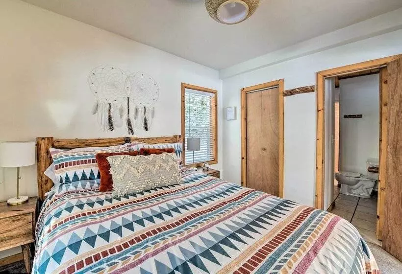 Mysty Mountain Cabin On River: Near Stevens Pass!