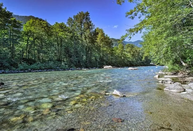 Mysty Mountain Cabin On River: Near Stevens Pass!