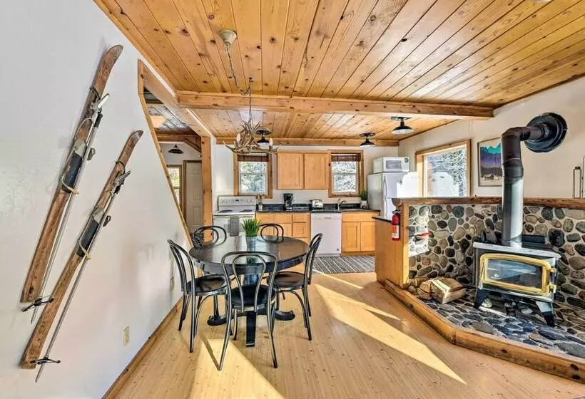 Mysty Mountain Cabin On River: Near Stevens Pass!