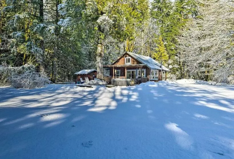 Mysty Mountain Cabin On River: Near Stevens Pass!