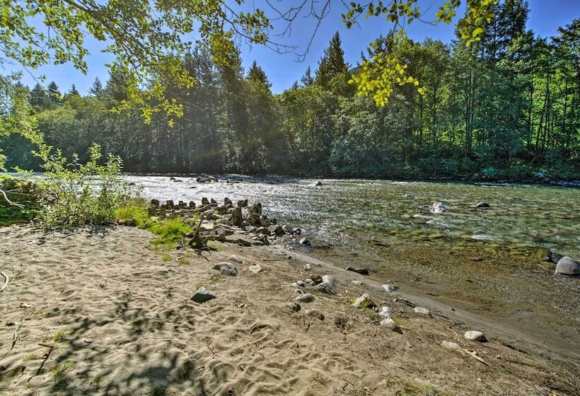 Mysty Mountain Cabin On River: Near Stevens Pass!