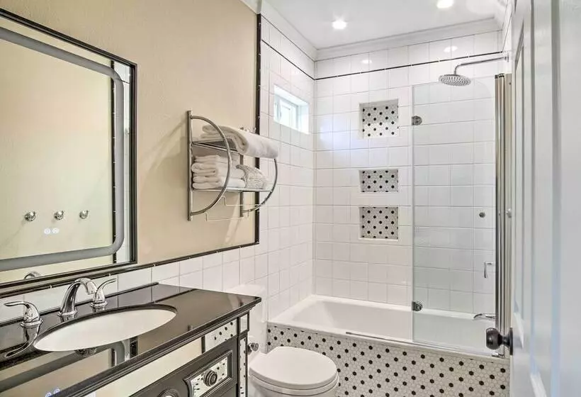 Renovated North Bend Cottage: Near Eateries!