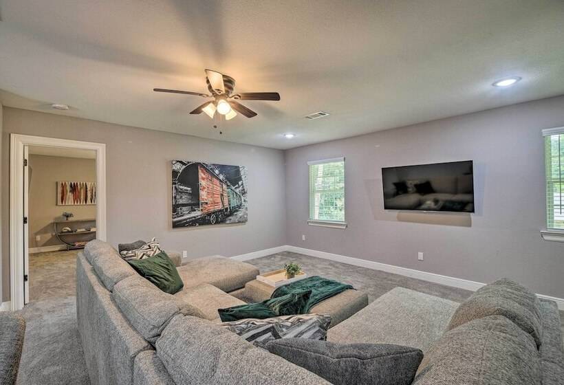 Spacious Houston Family Home With Game Room!