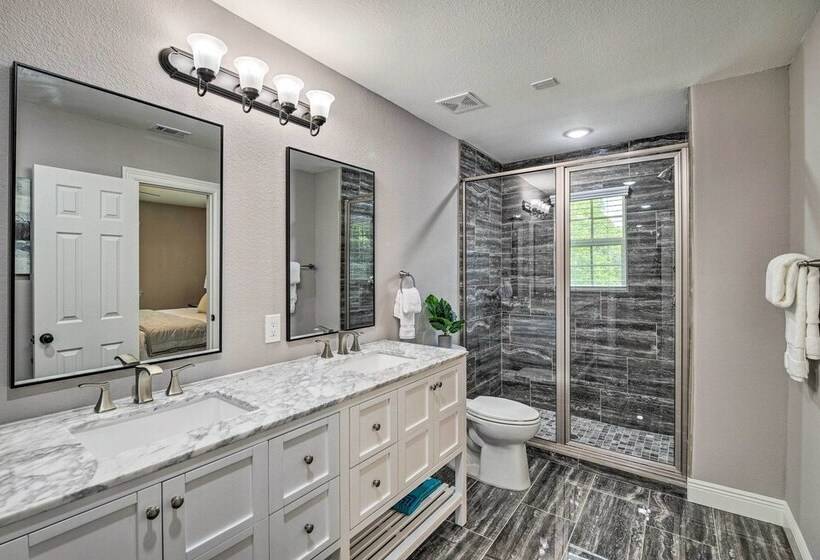 Spacious Houston Family Home With Game Room!