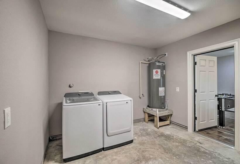 Spacious Houston Family Home With Game Room!