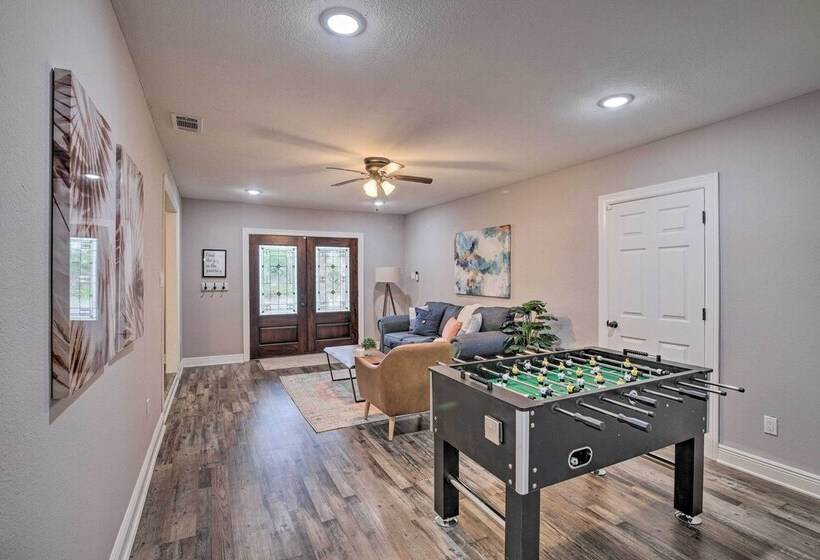 Spacious Houston Family Home With Game Room!