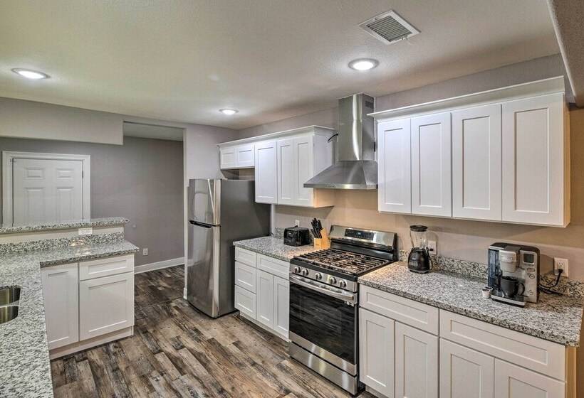 Spacious Houston Family Home With Game Room!