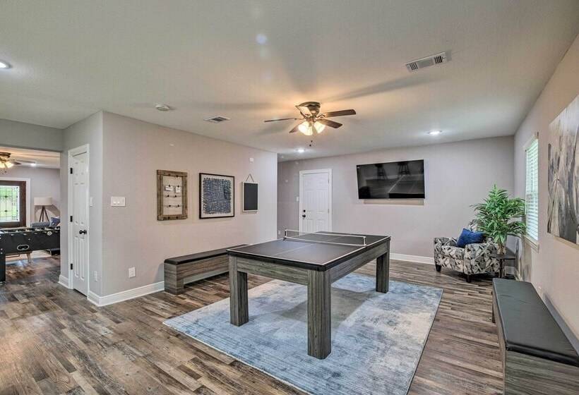 Spacious Houston Family Home With Game Room!