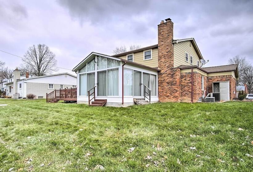 Suburban Detroit Home W/ Porch, Yard & Fire Pit!
