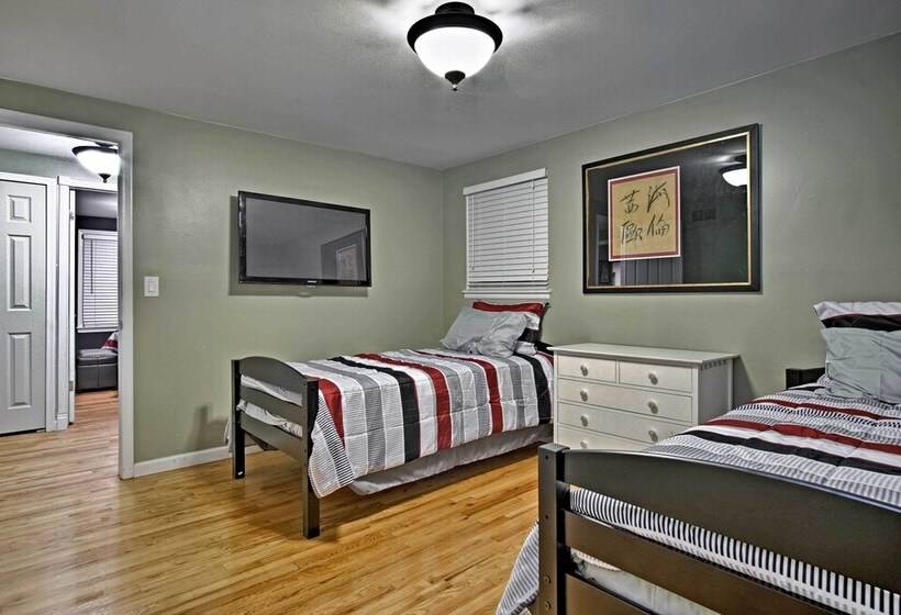 Suburban Detroit Home W/ Porch, Yard & Fire Pit!