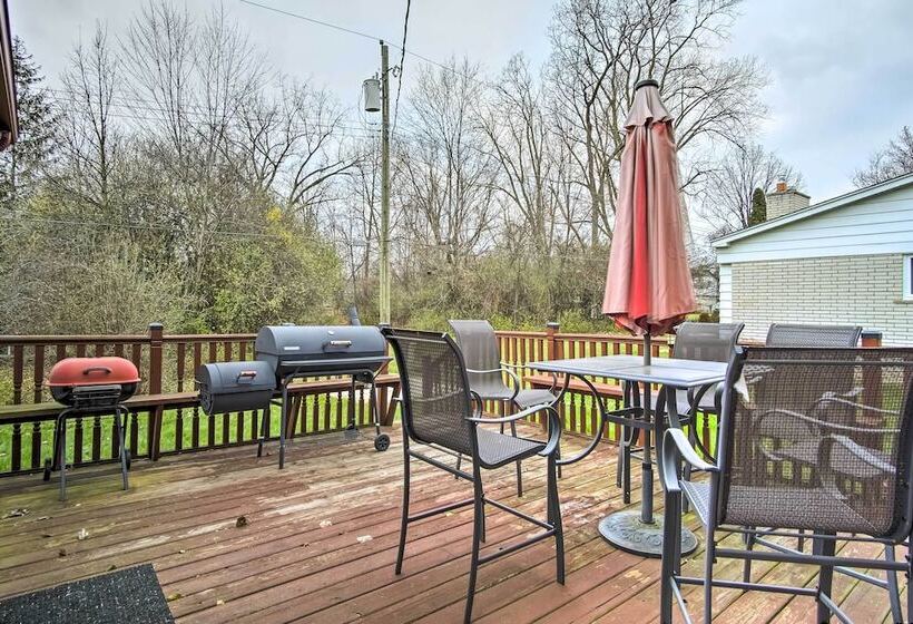 Suburban Detroit Home W/ Porch, Yard & Fire Pit!