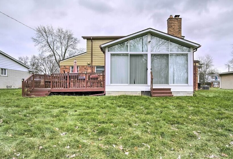 Suburban Detroit Home W/ Porch, Yard & Fire Pit!