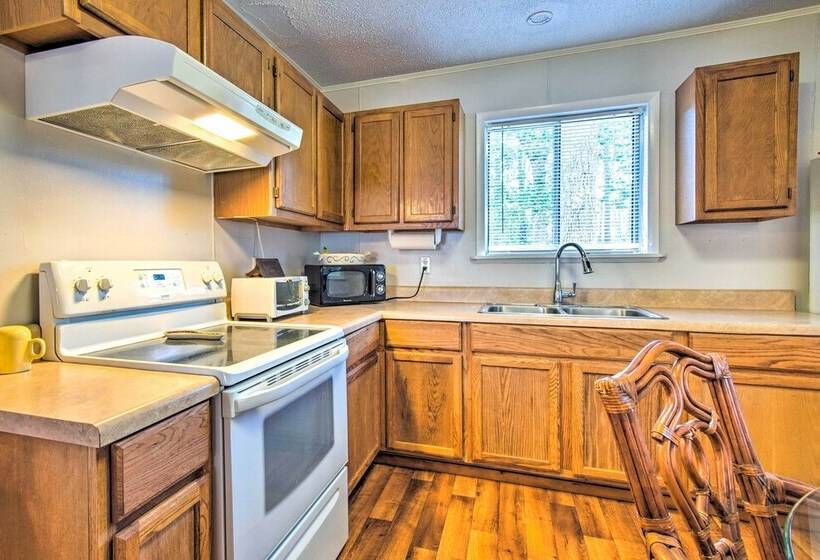 Sunny Oak Island Retreat 3 Blocks To Beach!