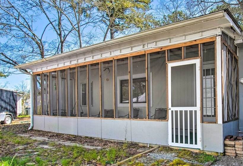 Sunny Oak Island Retreat 3 Blocks To Beach!