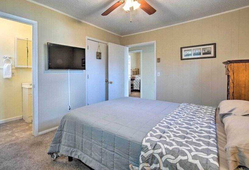 Sunny Oak Island Retreat 3 Blocks To Beach!