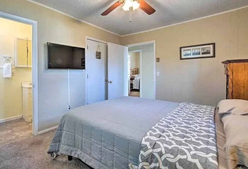 Sunny Oak Island Retreat   3 Blocks To Beach!