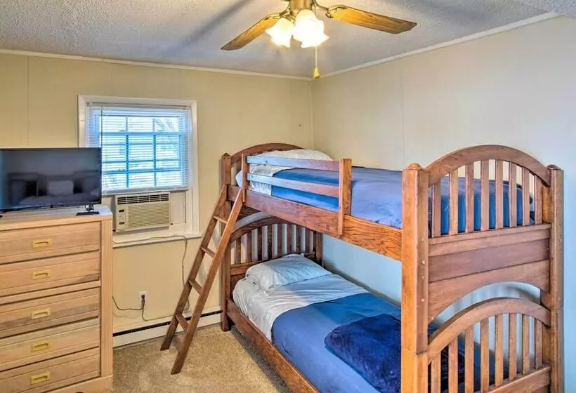 Sunny Oak Island Retreat   3 Blocks To Beach!