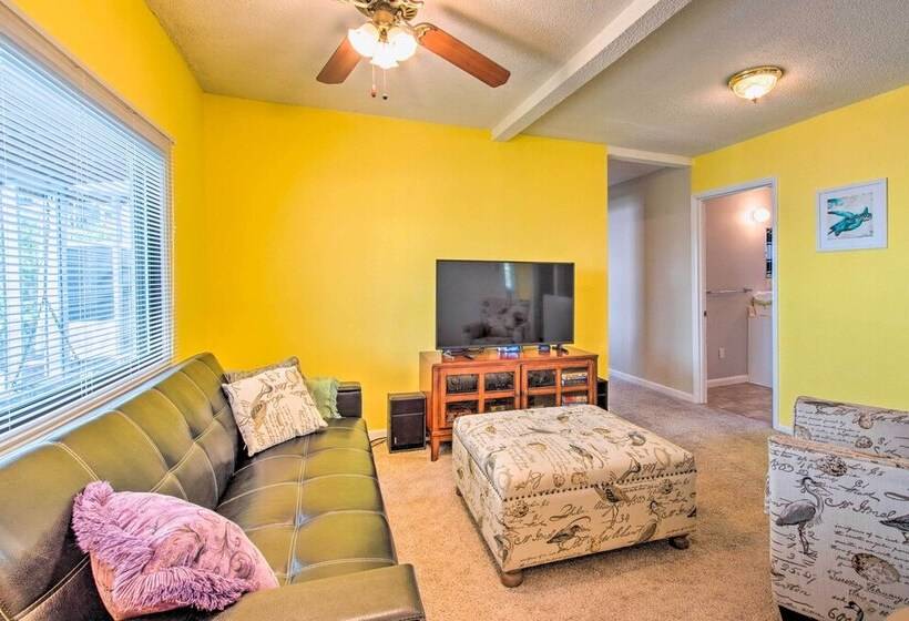 Sunny Oak Island Retreat 3 Blocks To Beach!