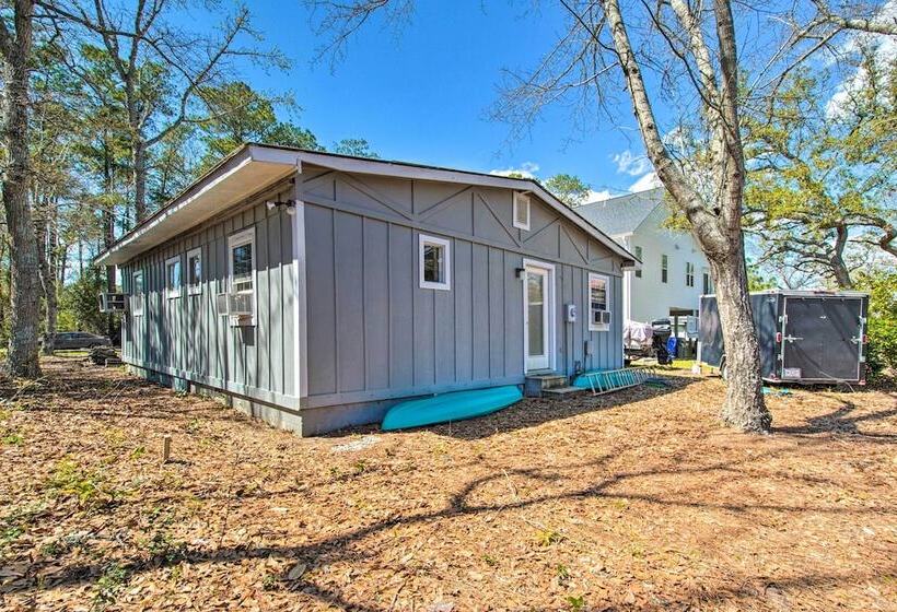 Sunny Oak Island Retreat 3 Blocks To Beach!