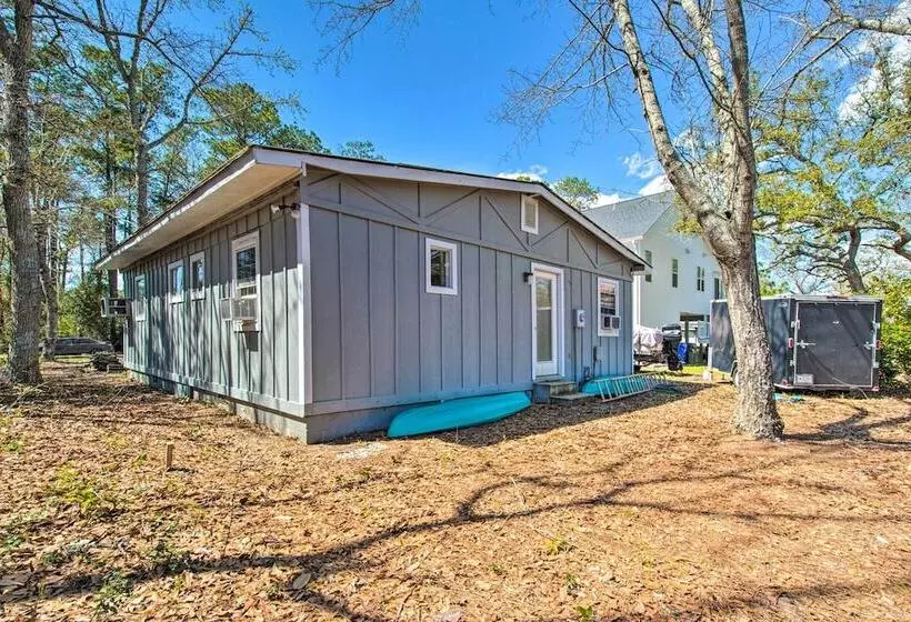 Sunny Oak Island Retreat   3 Blocks To Beach!