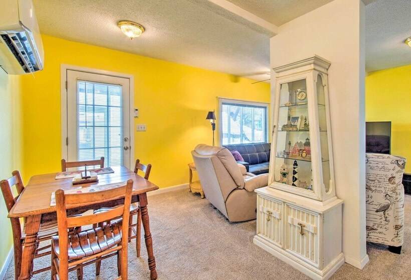 Sunny Oak Island Retreat 3 Blocks To Beach!