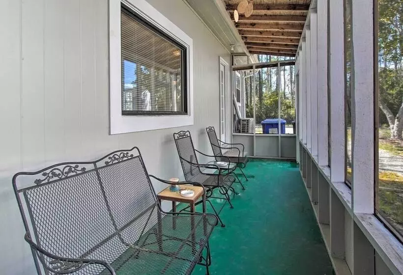 Sunny Oak Island Retreat   3 Blocks To Beach!