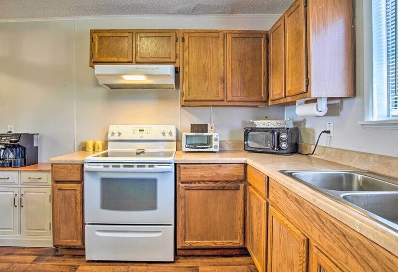 Sunny Oak Island Retreat 3 Blocks To Beach!