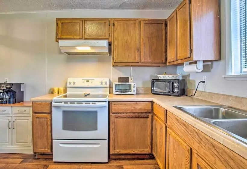Sunny Oak Island Retreat   3 Blocks To Beach!