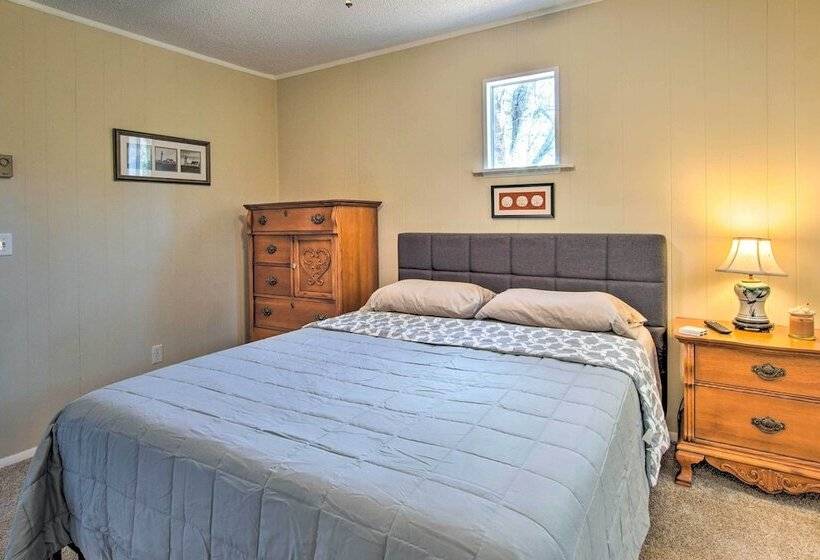 Sunny Oak Island Retreat 3 Blocks To Beach!