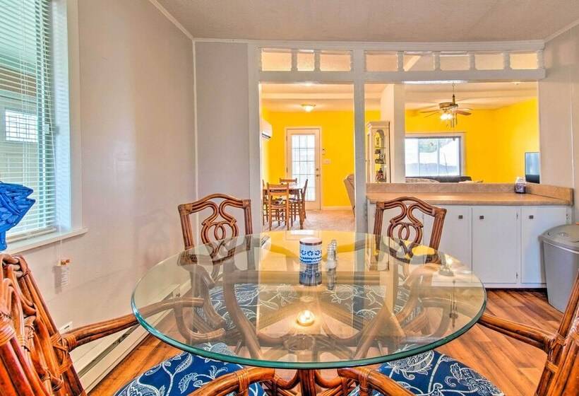 Sunny Oak Island Retreat 3 Blocks To Beach!