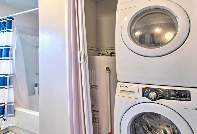 Sunny Oak Island Retreat 3 Blocks To Beach!