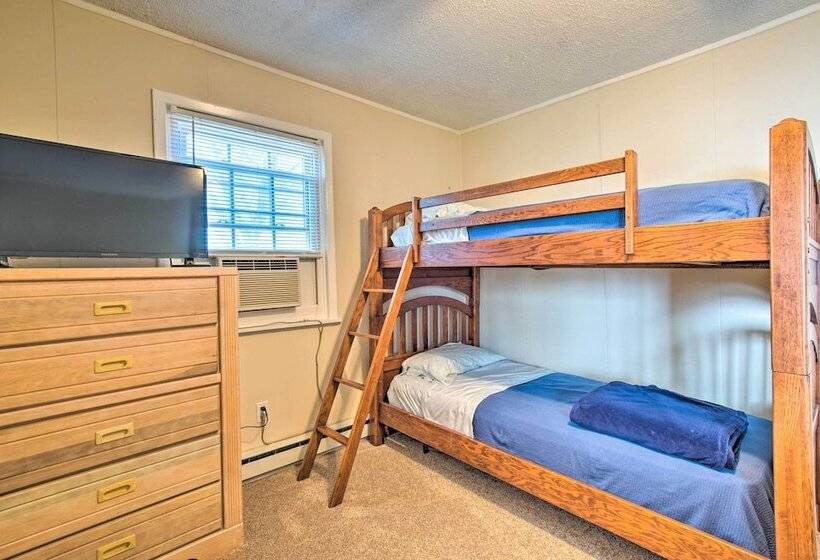 Sunny Oak Island Retreat 3 Blocks To Beach!