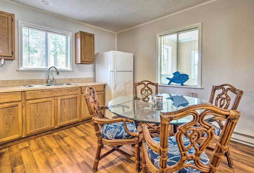 Sunny Oak Island Retreat 3 Blocks To Beach!