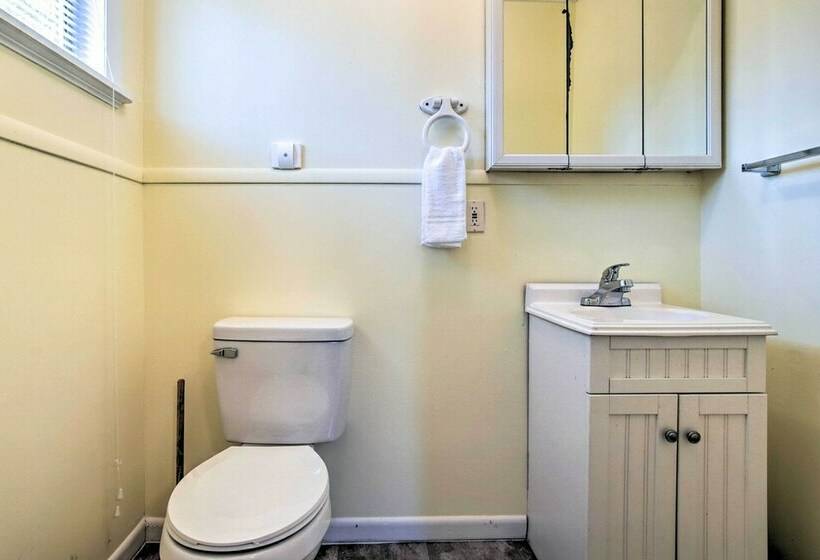 Sunny Oak Island Retreat 3 Blocks To Beach!