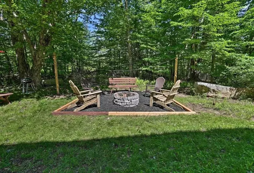 Cozy Tobyhanna Cabin W/ Hot Tub + Resort Amenities