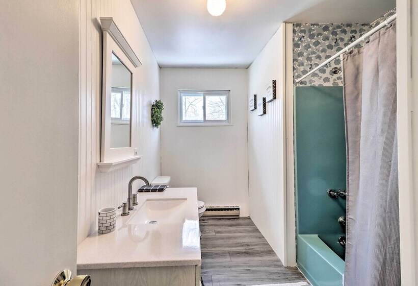 Cozy Tobyhanna Cabin W/ Hot Tub + Resort Amenities